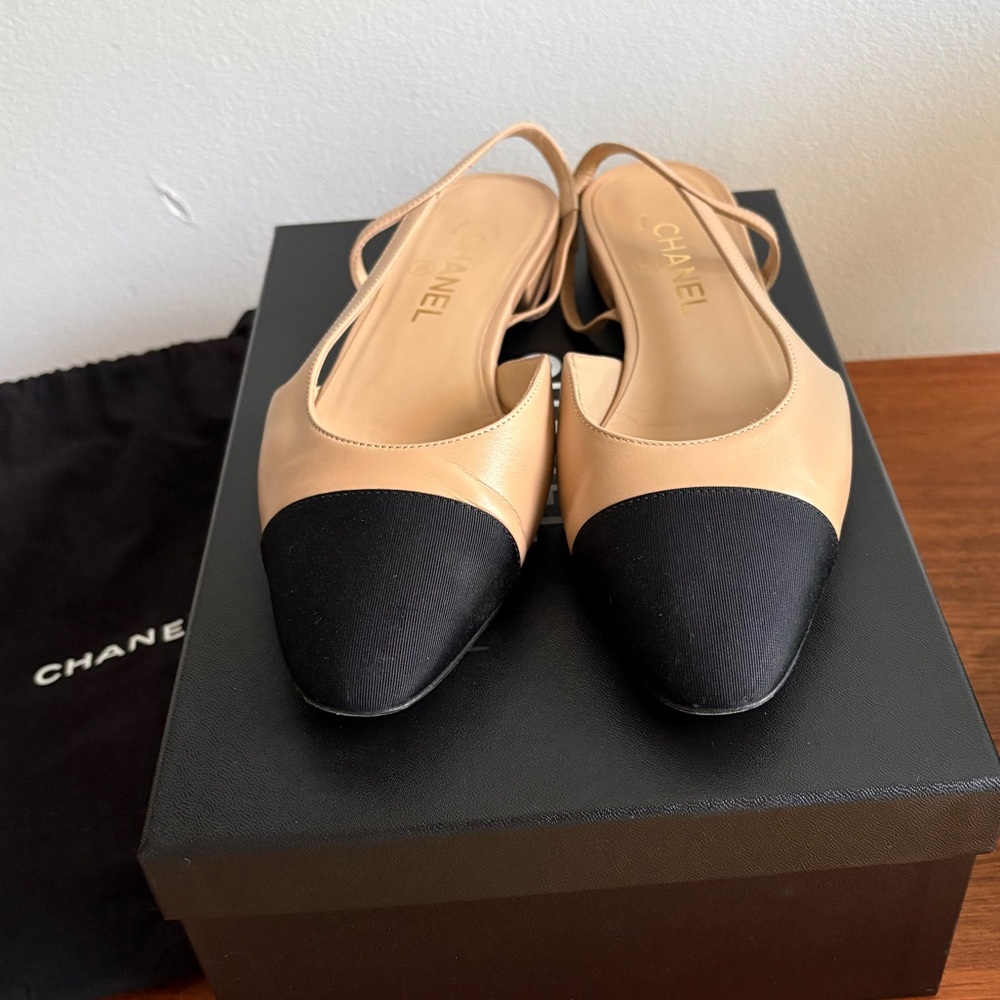 CHANEL Beige and Black Slingback Flats - Picture 5 of 10